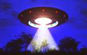 Έφτασαν οι εξωγήινοι στη Γη; Ζευγάρι είδε UFO στον ουρανό του Λονδίνου και το τράβηξε με το κινητό [video + photo] - Φωτογραφία 1