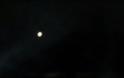 Έφτασαν οι εξωγήινοι στη Γη; Ζευγάρι είδε UFO στον ουρανό του Λονδίνου και το τράβηξε με το κινητό [video + photo] - Φωτογραφία 2
