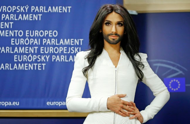 Δείτε την Κοντσίτα στο Ευρωκοινοβούλιο, η οποία εμφανίστηκε με ένα λευκό ταγέρ [photos] - Φωτογραφία 2