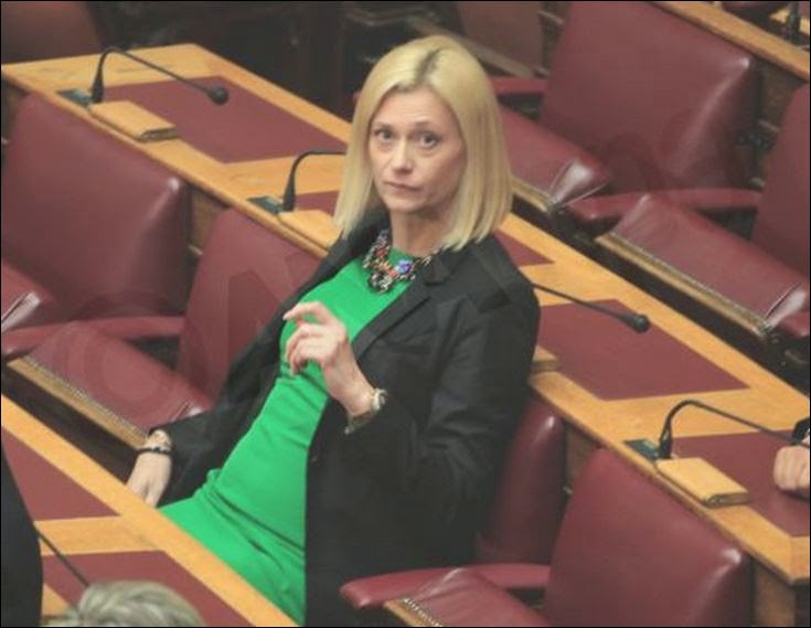 Τρομερές φωτογραφίες - Δείτε τη Ραχήλ Μακρή να κάθεται μόνη της στα έδρανα της Βουλής [photos] - Φωτογραφία 2