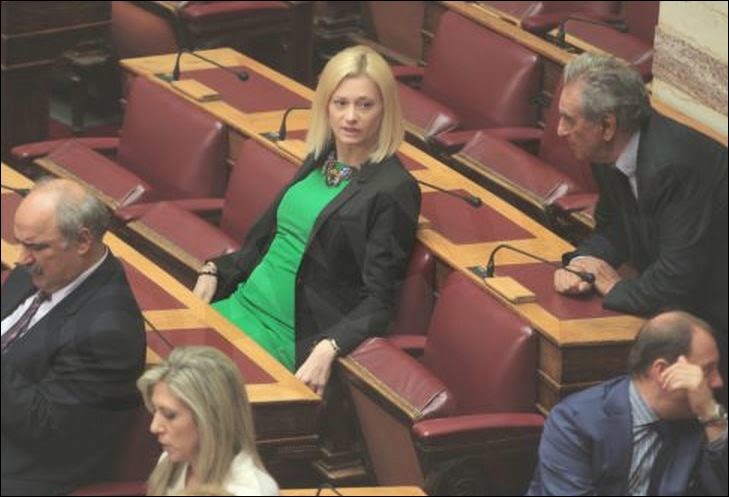 Τρομερές φωτογραφίες - Δείτε τη Ραχήλ Μακρή να κάθεται μόνη της στα έδρανα της Βουλής [photos] - Φωτογραφία 3