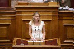 Τρομερές φωτογραφίες - Δείτε τη Ραχήλ Μακρή να κάθεται μόνη της στα έδρανα της Βουλής [photos]