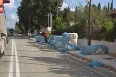 Δείτε φωτογραφίες και βίντεο από τη παραλίγο τραγωδία με τις 60 μπάλες βαμβακιού που έπεσαν στο δρόμο από φορτηγό