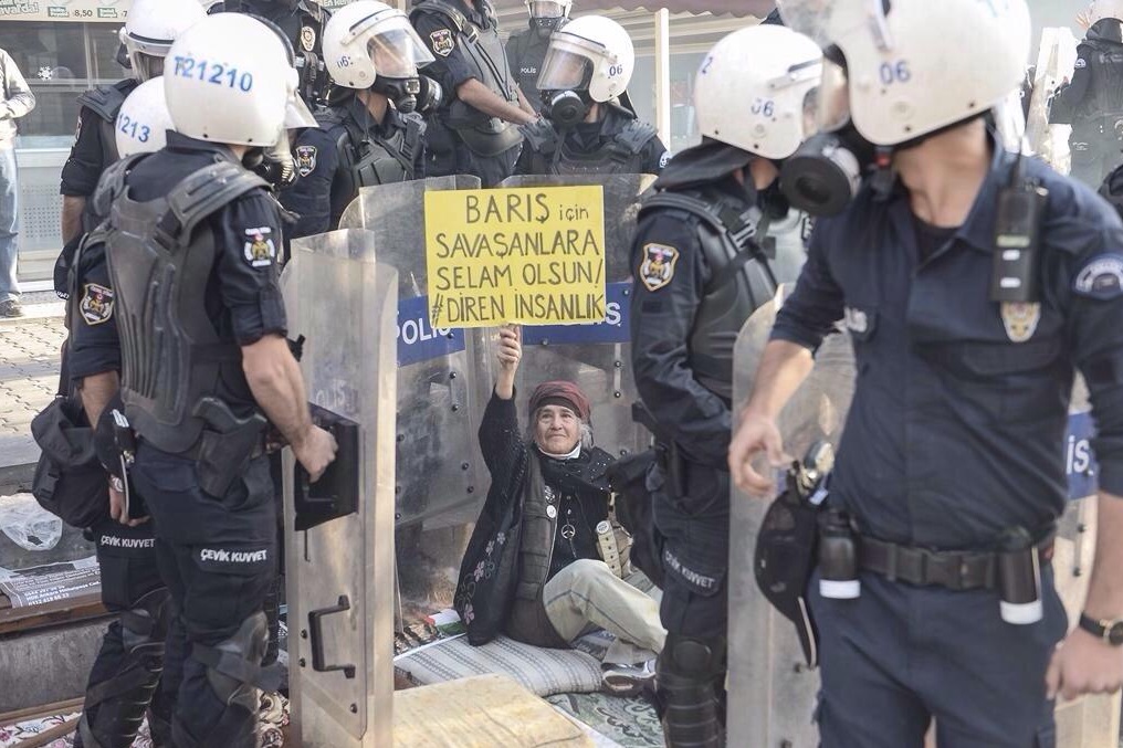 Νυκτερινό QUIZ: Πόσοι Τούρκοι αστυνομικοί χρειάζονται για να «πιάσουν» μια Κούρδισσα γιαγιά; - Φωτογραφία 2