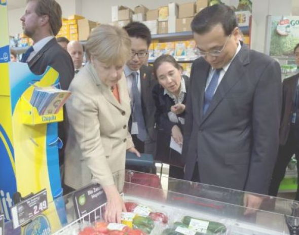 Η Μέρκελ έσυρε τον Κινέζο Πρωθυπουργό στο σούπερ μάρκετ - Φωτογραφία 1