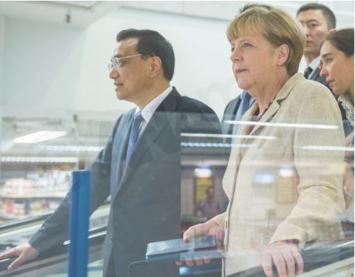 Η Μέρκελ έσυρε τον Κινέζο Πρωθυπουργό στο σούπερ μάρκετ - Φωτογραφία 2
