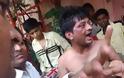 ΣΚΛΗΡΕΣ ΕΙΚΟΝΕΣ: Οργισμένοι Ινδοί, ευνούχισαν με μπαλτά παιδεραστή...[photo] - Φωτογραφία 2