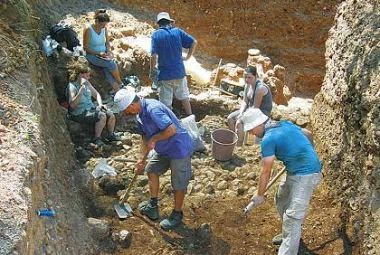 Αρχαία Ελίκη: Στον κάδο αχρήστων οι ανασκαφές εξαιτίας σκοπιμοτήτων από παράγοντες του υπουργείου - Φωτογραφία 2