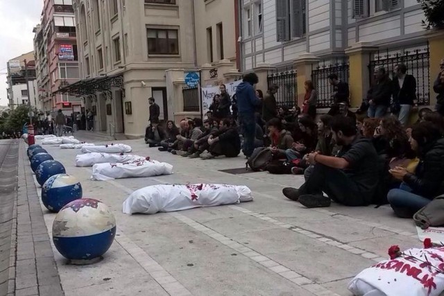 Τουρκία: Η συγκλονιστική διαμαρτυρία με τα πτώματα - Φωτογραφία 3
