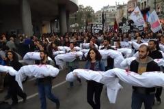 Τουρκία: Η συγκλονιστική διαμαρτυρία με τα πτώματα