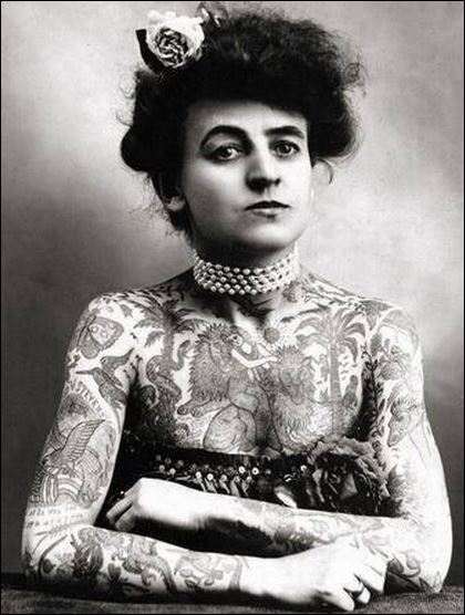 Αυτή είναι η πρώτη γυναίκα που έκανε τατουάζ... και μάλιστα μανίκι! [photo] - Φωτογραφία 2