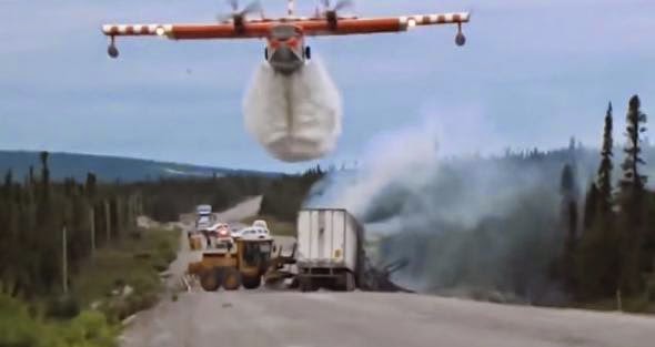 ΒΙΝΤΕΟ-Αεροπλάνο σβήνει φωτιά σε τροχαίο - Φωτογραφία 1
