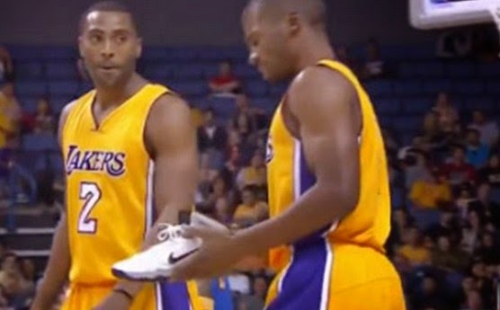ΧΑΜΟΣ: Παίκτης του NBA εκσφενδονίζει παπούτσι σε συναθλητή...[video] - Φωτογραφία 1