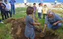 Πάτρα: Δενδροφύτευση στα Αραχωβίτικα με κατοίκους και μαθητές της περιοχής- Δείτε φωτο - Φωτογραφία 1