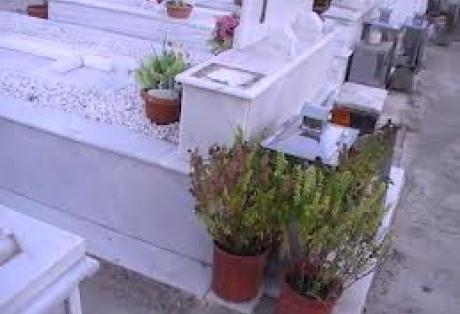 Έκλεψαν μπρούντζο από κοιμητήριο στο Αίγιο - Φωτογραφία 1