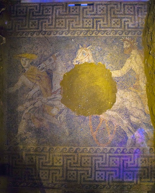 Μαγεία στην Αμφίπολη: Αρμα, θεός Ερμής και ψηφιδωτό με χρώματα - Φωτογραφία 2