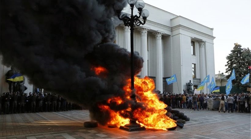 Μεγάλες συγκρούσεις μεταξύ διαδηλωτών και αστυνομικών έξω από τη βουλή της Ουκρανίας - Φωτογραφία 1