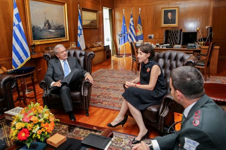 Συνάντηση ΥΕΘΑ Δημήτρη Αβραμόπουλου με τη νέα Πρέσβη του Ισραήλ - Φωτογραφία 3