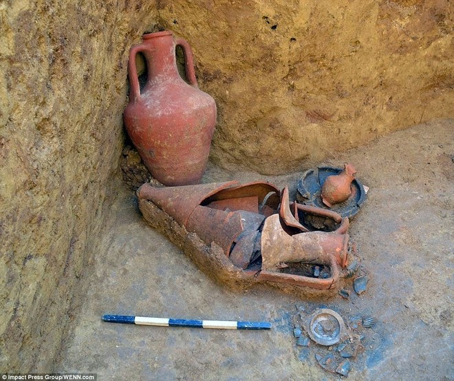 Βρέθηκαν αρχαία Ελληνικά αντικείμενα σε τάφο στη Βουλγαρία - Δείτε τις εντυπωσιακές φωτογραφίες - Φωτογραφία 2