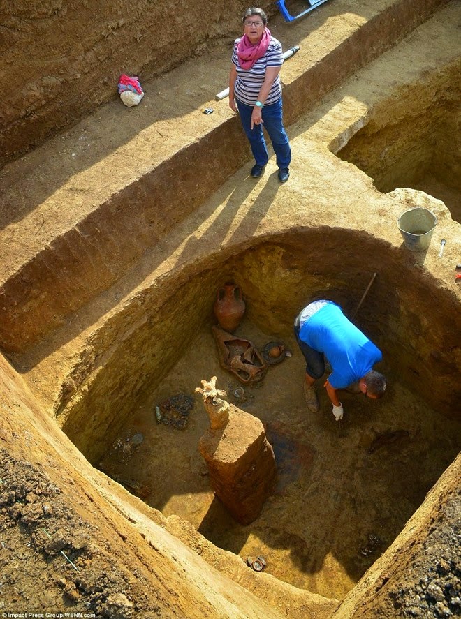 Βρέθηκαν αρχαία Ελληνικά αντικείμενα σε τάφο στη Βουλγαρία - Δείτε τις εντυπωσιακές φωτογραφίες - Φωτογραφία 4