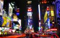 ΤΡΟΜΕΡΟ: 400 φωτογραφίες από την Times Square σε μία εικόνα! [photo]