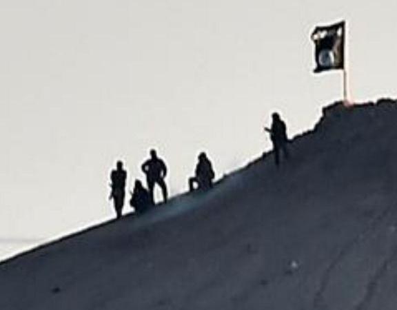Οι Κούρδοι ανακατέλαβαν τον λόφο με τη σημαία των τζιχαντιστών - Φωτογραφία 2