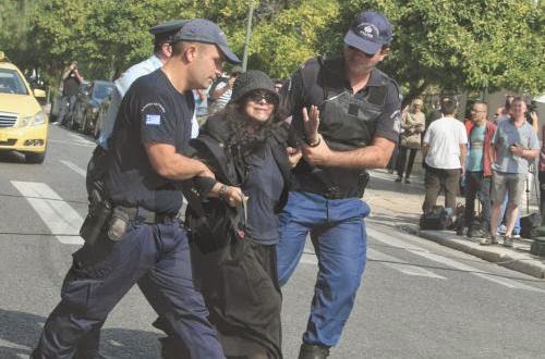 Δείτε φωτογραφίες με τους αστυνομικούς να απομακρύνουν την Ελένη Λουκά από την Αμάλ Αλαμουντίν - Φωτογραφία 3