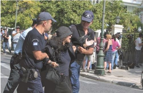 Δείτε φωτογραφίες με τους αστυνομικούς να απομακρύνουν την Ελένη Λουκά από την Αμάλ Αλαμουντίν - Φωτογραφία 4