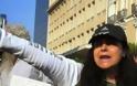 Δείτε φωτογραφίες με τους αστυνομικούς να απομακρύνουν την Ελένη Λουκά από την Αμάλ Αλαμουντίν