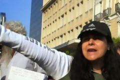 Δείτε φωτογραφίες με τους αστυνομικούς να απομακρύνουν την Ελένη Λουκά από την Αμάλ Αλαμουντίν