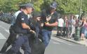 Δείτε φωτογραφίες με τους αστυνομικούς να απομακρύνουν την Ελένη Λουκά από την Αμάλ Αλαμουντίν - Φωτογραφία 2