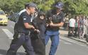 Δείτε φωτογραφίες με τους αστυνομικούς να απομακρύνουν την Ελένη Λουκά από την Αμάλ Αλαμουντίν - Φωτογραφία 3