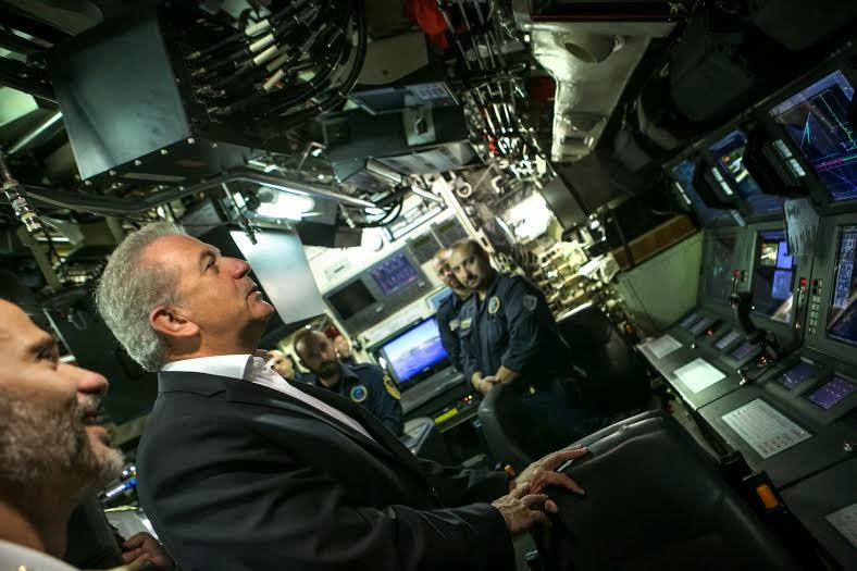 Επίσκεψη ΥΕΘΑ Δημήτρη Αβραμόπουλου στο Αρχηγείο Στόλου και σε Πολεμικά πλοία στο Ναύσταθμο Σαλαμίνος - Φωτογραφία 13