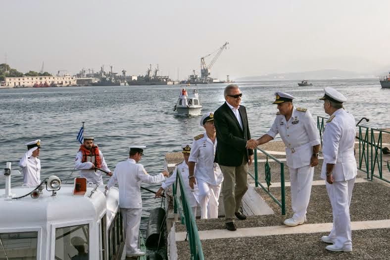 Επίσκεψη ΥΕΘΑ Δημήτρη Αβραμόπουλου στο Αρχηγείο Στόλου και σε Πολεμικά πλοία στο Ναύσταθμο Σαλαμίνος - Φωτογραφία 2