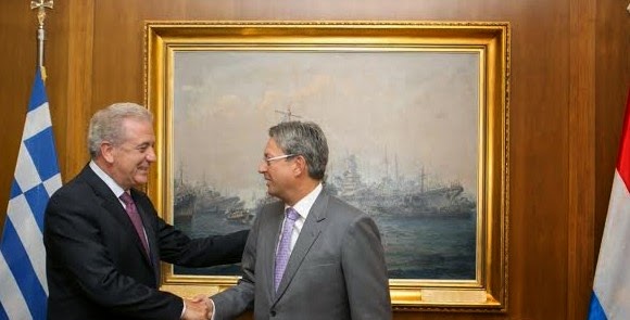Συνάντηση ΥΕΘΑ Δημήτρη Αβραμόπουλου με τον Πρέσβη του Λουξεμβούργου - Φωτογραφία 1