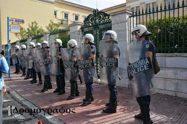 ΠΟΡΕΙΑ ΤΩΡΑ: Ματ χτύπησαν φοιτητές στα Προπύλαια...[photos] - Φωτογραφία 4