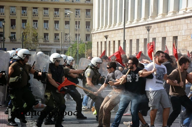 ΠΟΡΕΙΑ ΤΩΡΑ: Ματ χτύπησαν φοιτητές στα Προπύλαια...[photos] - Φωτογραφία 5