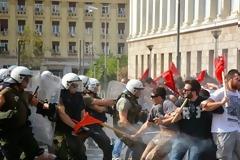 ΠΟΡΕΙΑ ΤΩΡΑ: Ματ χτύπησαν φοιτητές στα Προπύλαια...[photos]
