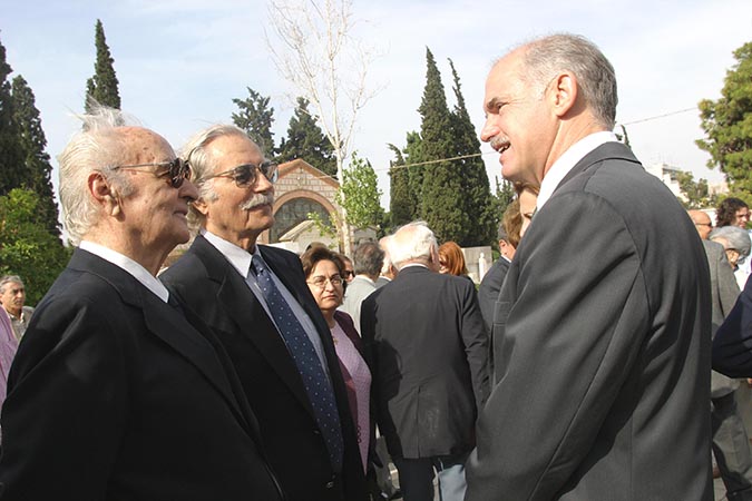 Απεβίωσε ο πρώην υπουργός του ΠΑΣΟΚ, Γιάννης Χαραλαμπόπουλος - Φωτογραφία 4