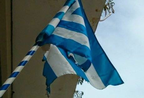 Αγρίνιο: Έκαψαν τη σημαία στο 8ο Νηπιαγωγείο - Φωτογραφία 1