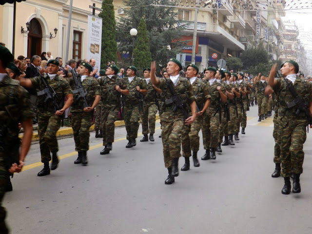 Εθνική περηφάνια για τους παρελαύνοντες καταδρομείς της Β΄ΜΚ στα 102α Ελευθέρια της Βέροιας - Φωτογραφία 6