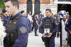 Θρήνος στην κηδεία του 33χρονου ειδικού φρουρού