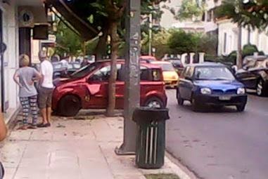 Αυτοκίνητο καβάλησε πεζοδρόμιο στο κέντρο των Χανίων - Φωτογραφία 1