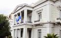 Το ΥΠΕΞ καταδικάζει την επίθεση στον Ελληνοαραβικό σύλλογο