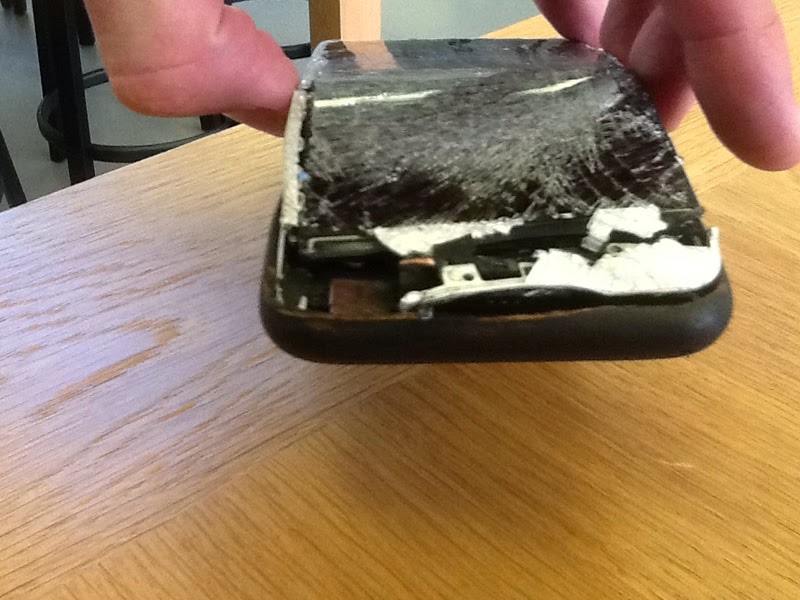 iPhone 6 στραβώνει και παίρνει φωτιά μετά από ατύχημα - Φωτογραφία 2