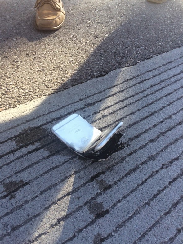 iPhone 6 στραβώνει και παίρνει φωτιά μετά από ατύχημα - Φωτογραφία 3