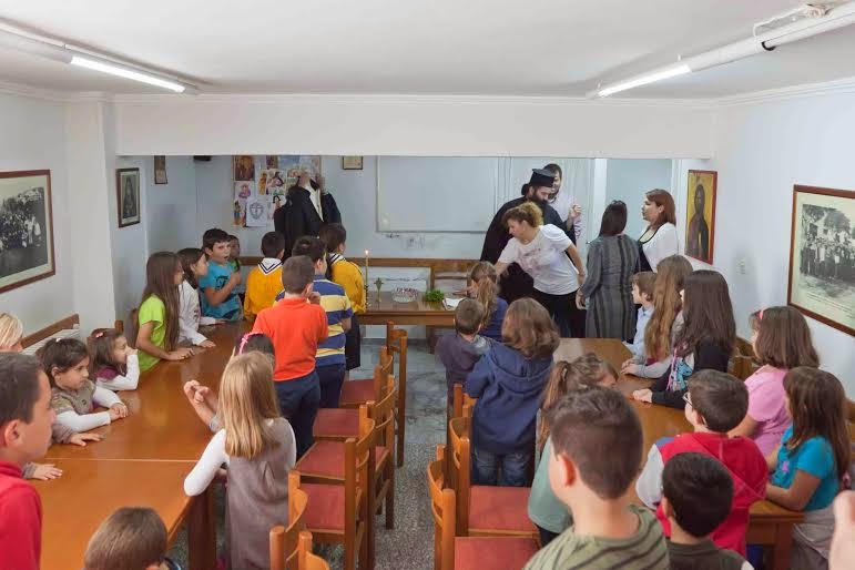 Αγιασμός στο Ενοριακό Κατηχητικό Σχολείο του Μητροπολιτικού Ιερού Ναού Αγίου Βασιλείου Τριπόλεως - Φωτογραφία 3