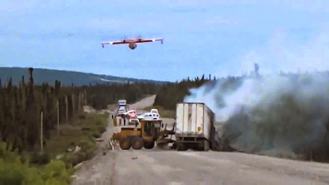 Δείτε πως ένα πυροσβεστικό αεροπλάνο σβήνει φωτιά από τροχαίο [Video] - Φωτογραφία 1