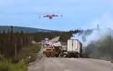 Δείτε πως ένα πυροσβεστικό αεροπλάνο σβήνει φωτιά από τροχαίο [Video]