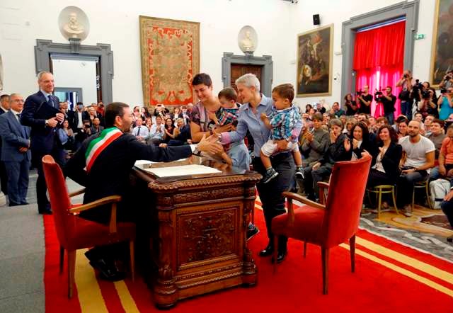 Ο δήμαρχος της Ρώμης αναγνώρισε τους γάμους 16 ομοφυλόφιλων ζευγαριών - Φωτογραφία 1